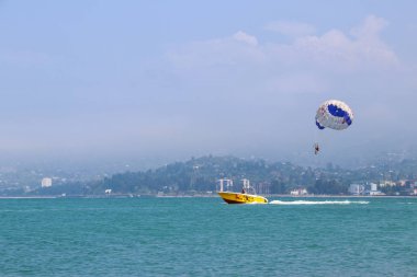 Sakin mavi bir denizde parasailing