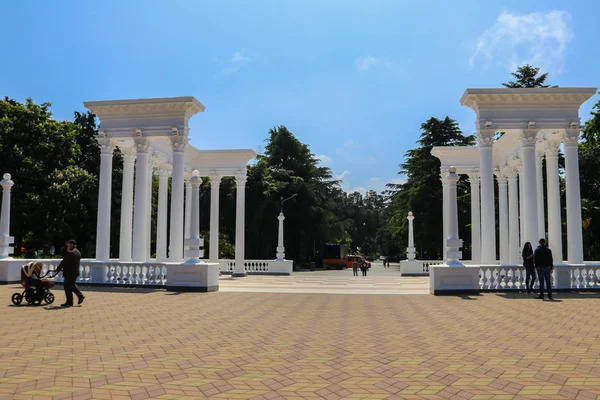 Columnatas blancas elegantes en la entrada del bulevar Batumi — Foto de Stock