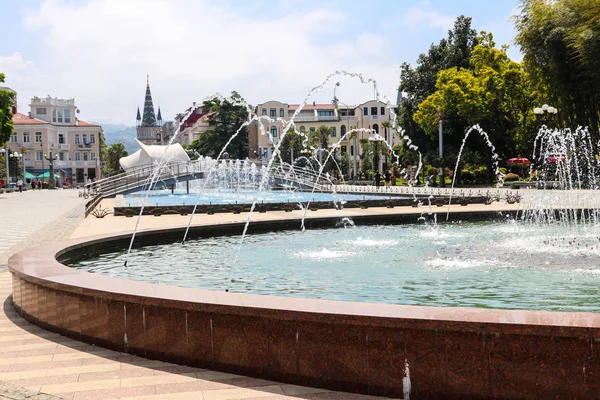 Krásná fontána v Batumi bulváru, slavné turistické místo v centru města — Stock fotografie