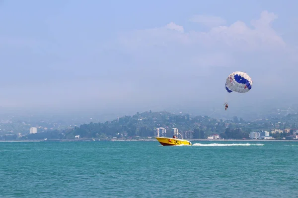 Sakin mavi bir denizde parasailing — Stok fotoğraf