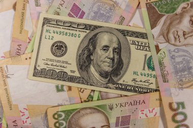 Yüz dolarlık banknot Ukrayna beş yüz hryvnia banknotların arka plan üzerinde