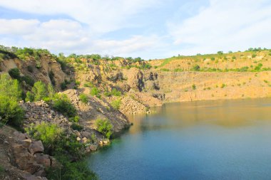 Terk edilmiş taş ocağında göl
