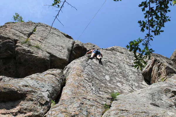 Girl rock climber climbs on a rock — Stock Photo, Image