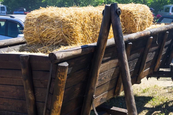 Деревянная тележка с соломой для декора во время традиционной ярмарки урожая — стоковое фото