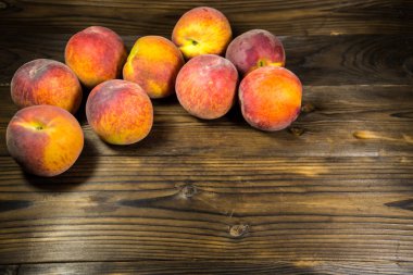 Tahta masada olgun şeftaliler