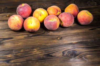 Tahta masada olgun şeftaliler