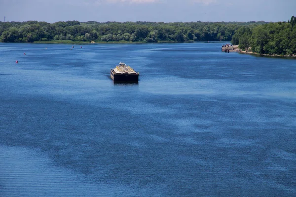 Barcaça flutuando no rio Dnieper — Fotografia de Stock
