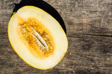Kavun rustik ahşap arka plan üzerinde yarısı