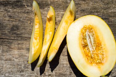 Rustik ahşap arka plan üzerinde olgunlaşmış kavun