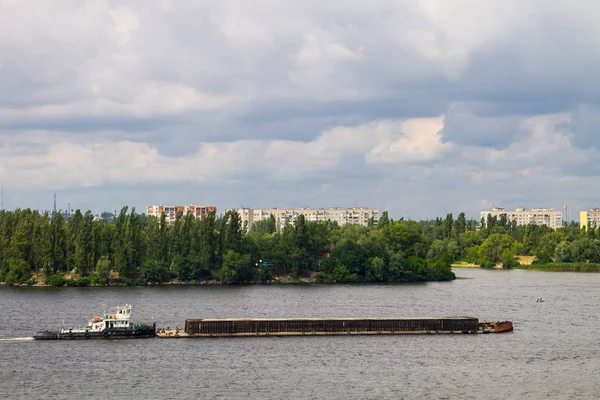 Barge schwimmt auf dem Dnjepr — Stockfoto