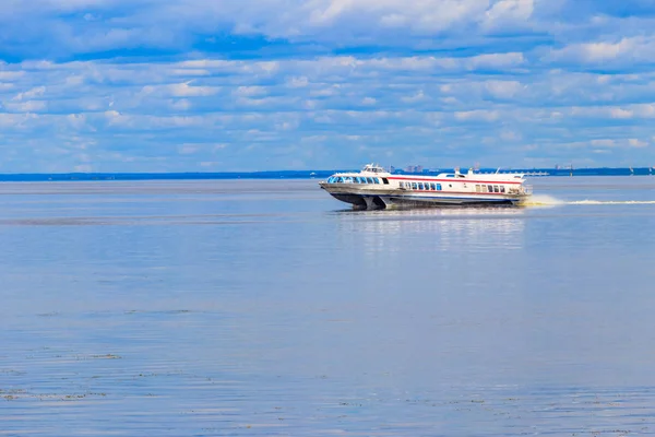 Barco hidroplano navegando en el Golfo de Finlandia cerca de San Petersburgo, Rusia —  Fotos de Stock