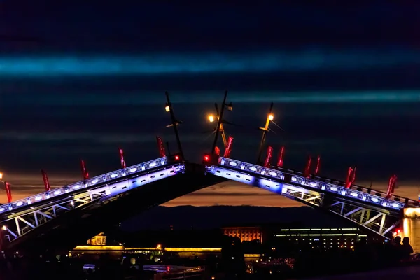 Открытие Дворцового моста. Ночной вид Дворцового моста с Невы в Санкт-Петербурге, Россия — стоковое фото