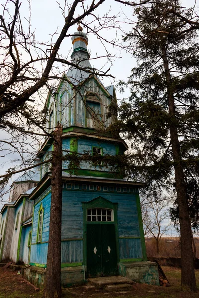 Gamla träkyrka i ukrainska byn — Stockfoto