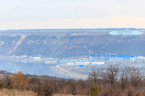 Вид на гідроелектростанцію на річці Дністер в Україні — стокове фото