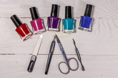 Beyaz ahşap arka planda manikür araçları temel seti