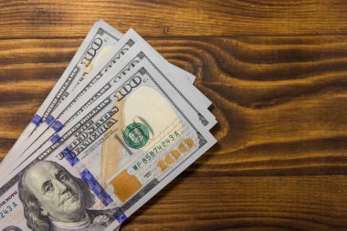 Tahta masadaki 100 dolarlık banknotlar