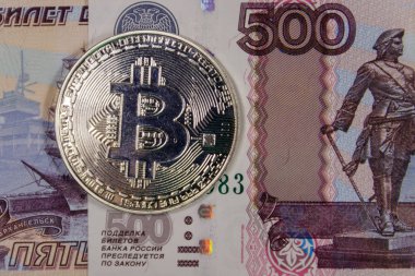 Gümüş Bitcoin üzerinde 500 Rus ruble banknotlar arka plan
