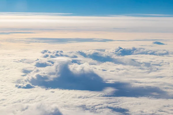 푸른 하늘에 아름다운 흰 구름이 떠 있다. 비행기에서 본 풍경 — 스톡 사진