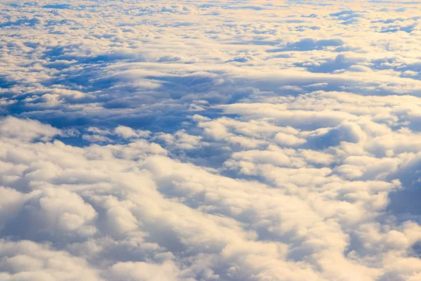 Lindas nuvens brancas no céu azul. Vista do avião — Fotografia de Stock