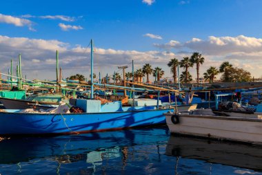 Hurghada deniz limanında eski balıkçı tekneleri, Mısır