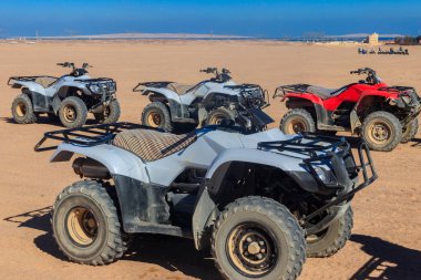 Mısır 'daki Arap çölünde safari gezileri için ATV motorsikletleri.
