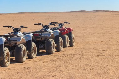 Mısır 'daki Arap çölünde safari gezileri için ATV motorsikletleri.