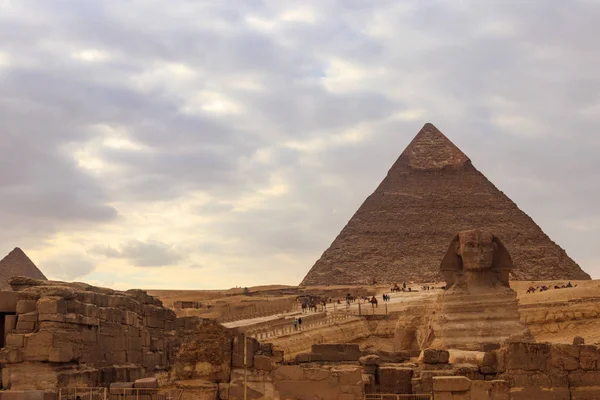 埃及大狮身人面像和埃及开罗的吉萨金字塔 — 图库照片