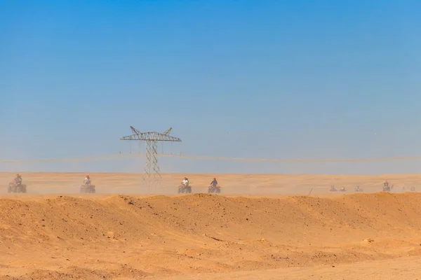 Szafari utazás egyiptomi sivatagban ATV vezetés. Quados kerékpárok szafari a sivatagban közelében Hurghada, Egyiptom — Stock Fotó