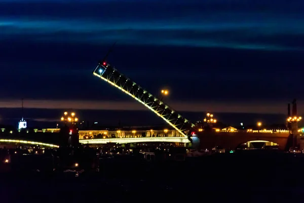 Eröffnung der Trinity Zugbrücke. Nachtansicht der Dreifaltigkeitsbrücke von der Newa in St. Petersburg, Russland — Stockfoto