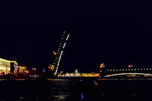 Háromsági felvonóhíd megnyitása. Éjszakai kilátás Trinity híd a Neva folyó Szentpéterváron, Oroszország — Stock Fotó