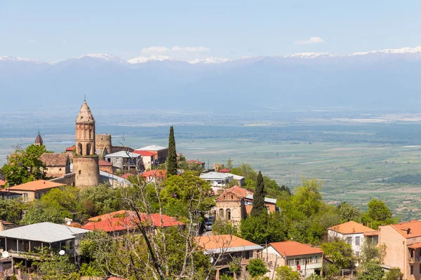 Vista de la ciudad de Sighnaghi y las montañas del Cáucaso, Georgia — Foto de Stock