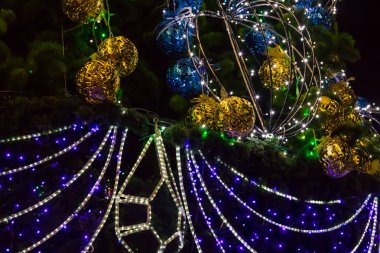 Geceleyin çok renkli ışıklarla süslenmiş Noel ağacı