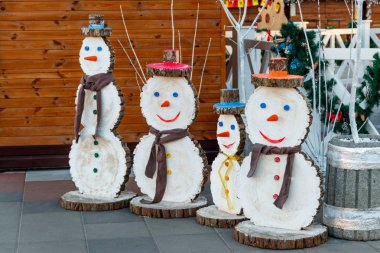 Şehir parkında tahtadan yapılmış kardan adam. Noel ve Yeni Yıl tatilleri için dekorasyon