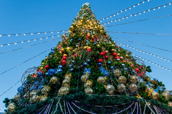 Noel ağacında asılı güzel Noel süsleri — Stok fotoğraf