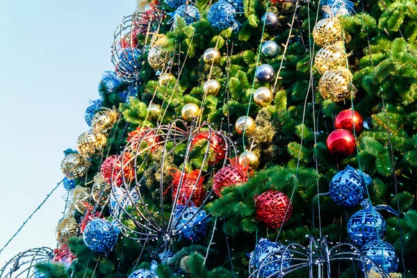 Noel ağacında asılı güzel Noel süsleri — Stok fotoğraf