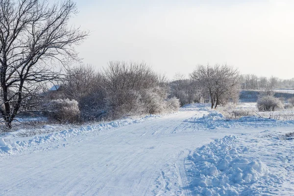 Estrada nevada após a queda de neve. Inverno paisagem rural — Fotografia de Stock