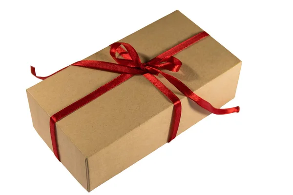 Caja de regalo de cartón con cinta roja aislada sobre fondo blanco —  Fotos de Stock
