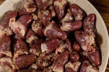 Tahta masada çiğ tavuk kalbi.