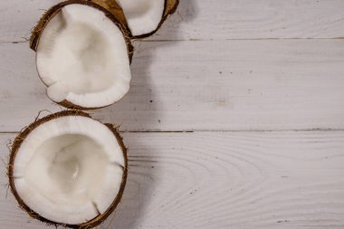 Beyaz ahşap masada taze hindistan cevizi.