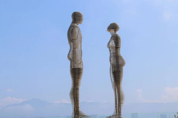 Escultura metálica en movimiento titulada Hombre y mujer o Ali y Nino — Foto de Stock