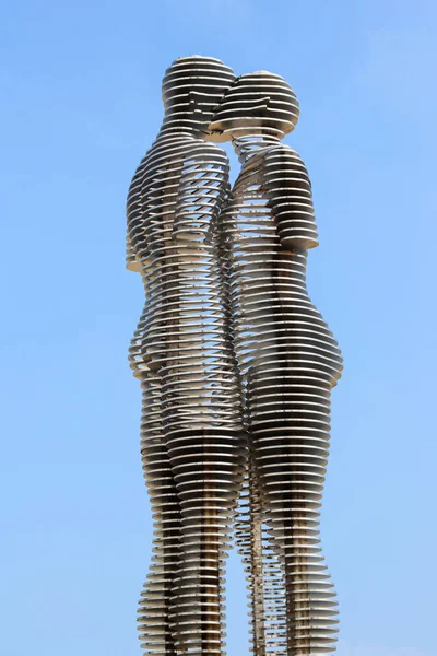 男と女、アリとニノというタイトルの金属彫刻を動かす — ストック写真