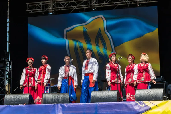 Menschen in traditioneller ukrainischer Kleidung treten auf einer Bühne während des kostenlosen Ethno-Rock-Festivals Kozak fest auf — Stockfoto