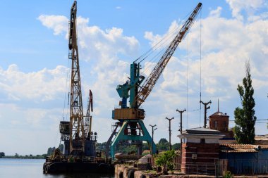 Kargo liman nehir üzerinde ağır vinç