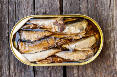 Rustik ahşap masa üzerinde sürüsünü açık teneke kutu