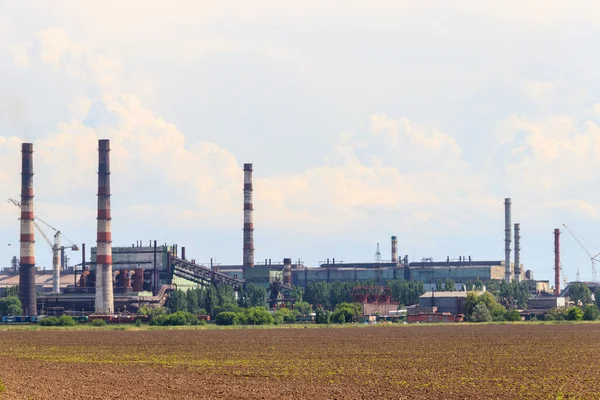 Paysage industriel. Vue de l'usine à Nikopol, région de Dnepropetrovsk. Nikopol Ferroalloy Plant est un producteur de manganèse Ferroalloy et de matériel connexe situé en Ukraine — Photo
