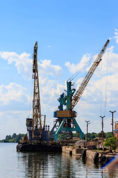 Kargo liman nehir üzerinde ağır vinç