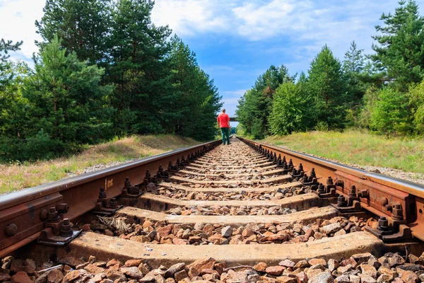 Magányos ember sétál a vasúti síneken — Stock Fotó