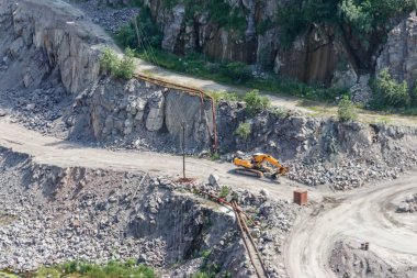 Granit ocağındaki maden kaynaklarının çıkarılması