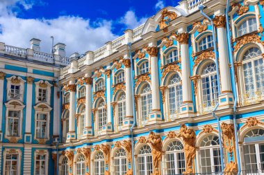 Catherine Palace, Rusya 'nın Saint Petersburg eyaletinin 30 km güneyinde, Tsarskoye Selo (Puşkin) kasabasında yer alan bir Rococo sarayıdır. Rus Çarları 'nın yazlık eviydi.