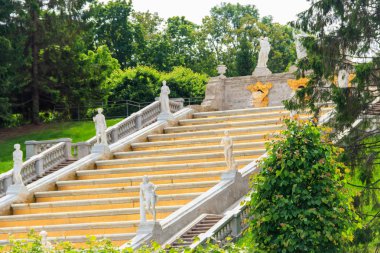 St Petersburg Peterhof alt parkta Cascade çeşme 
